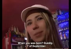性交在草坪上的女孩和暨在她的阴部