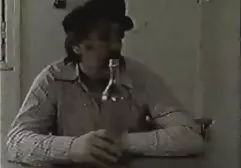 欧洲pikaper在公园里传播一个可爱的女孩为酷性