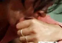 听话的仆人舔着他郁郁葱葱的情妇的腿