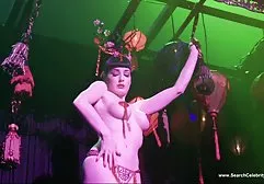 这家伙舔她的阴户一个年轻的婊子，并在浴室里乱搞她