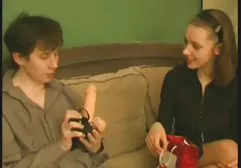 小鸡与一个用刀威胁她的男人发生性关系