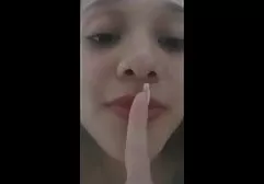 穿着短裙的金发女郎绑起来，大致在车库里性交