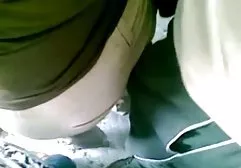 有锤击盖帽的蓝色头发的女孩私有