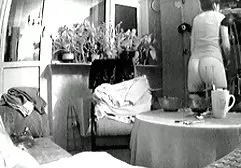 男人和女孩在裸体海滩上没有衣服晒日光浴