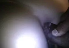 热辣妹在沙发上玩