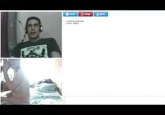 与两个女同性恋金发女郎充满激情的性爱