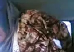 金发女郎在游泳池里性交，并在她的帽子完成