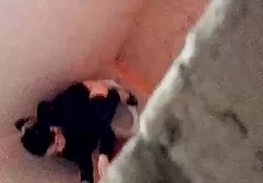 小鸡与一个美丽的身体显示了如何抽搐