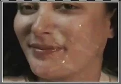 成人男同性恋者在游泳池旁边和他的家伙一起玩