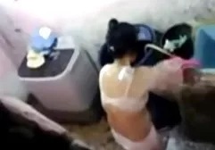 两个好人在所有洞中给一个人