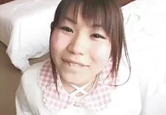 18岁的金发女郎手指快速，让自己达到了明亮的高潮